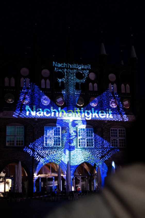 Das Lübecker Rathaus leuchtet für europäischen Zusammenhalt